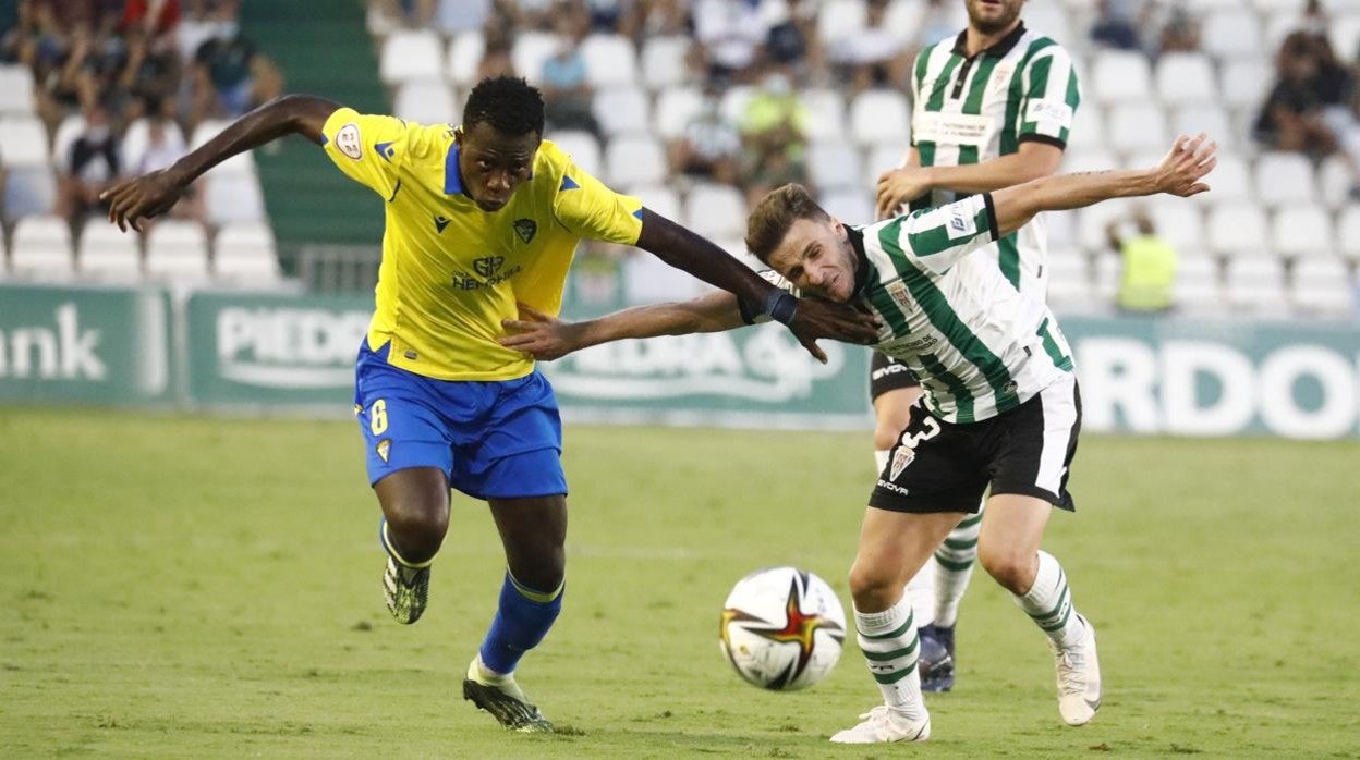 Ekaitz Jiménez, en el Córdoba CF - Cádiz B de la primera vuelta en El Arcángel