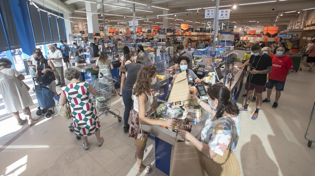 Zona de cajas del nuevo supermercado de Lidl abierto en la carretera de Trassierra de Córdoba