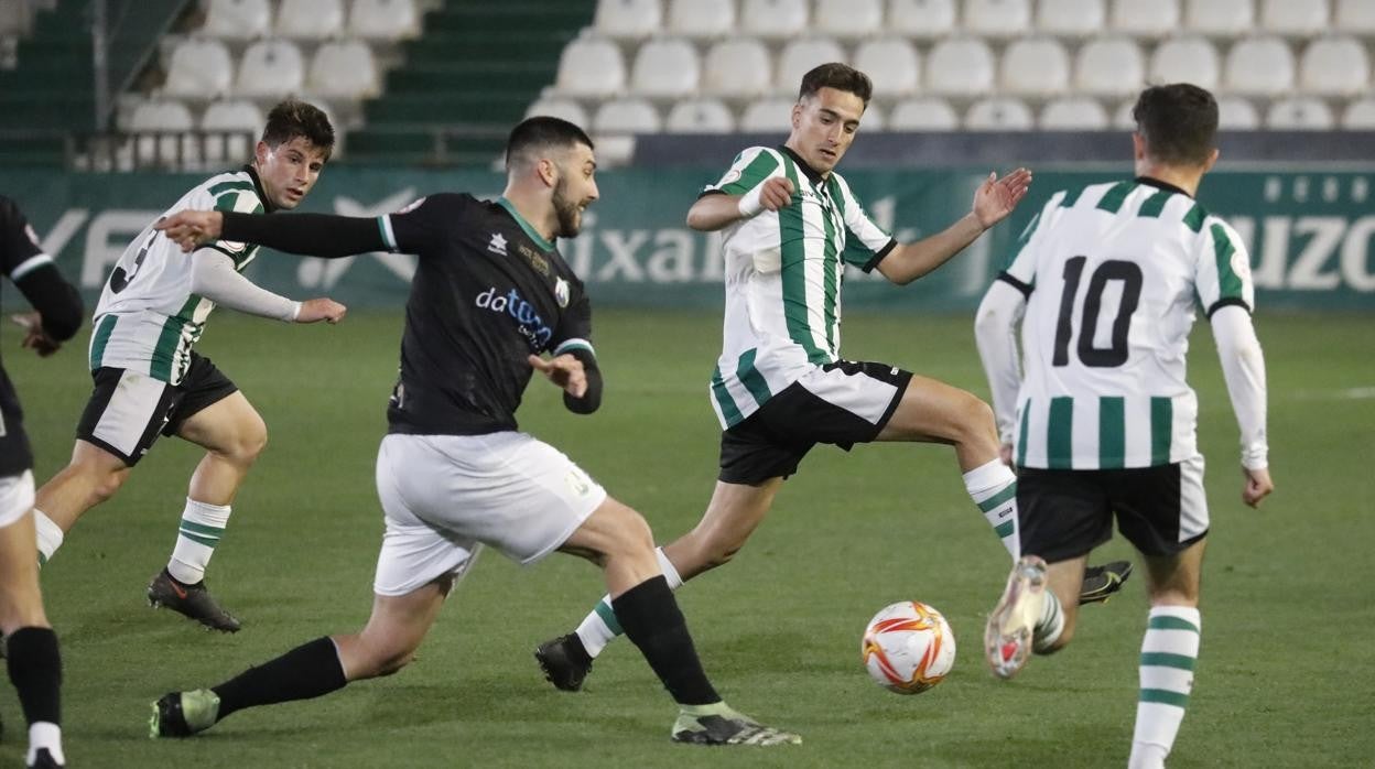 Tala, del Córdoba B, intenta parar un avance del Rota este miércoles en El Arcángel