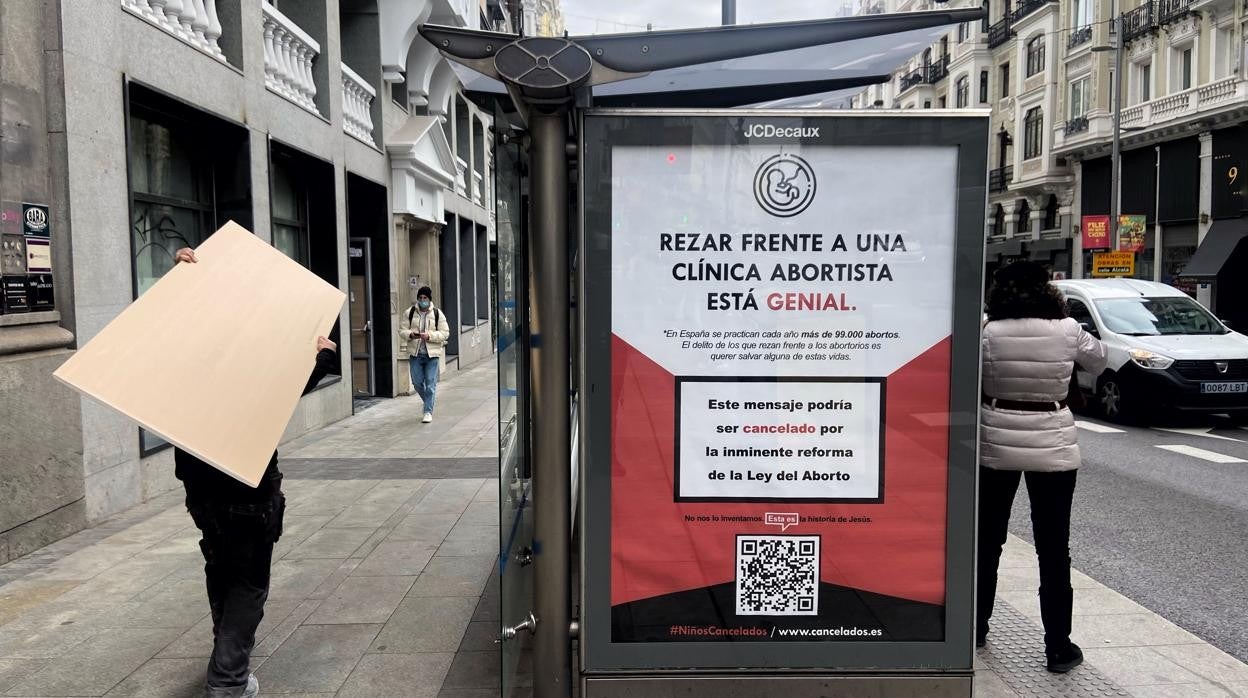 Publicidad en una marquesina sobre el rezo ante las clínicas abortistas