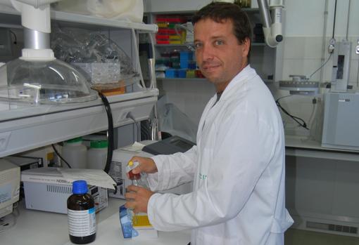 Marcelino Herrera en su laboratorio