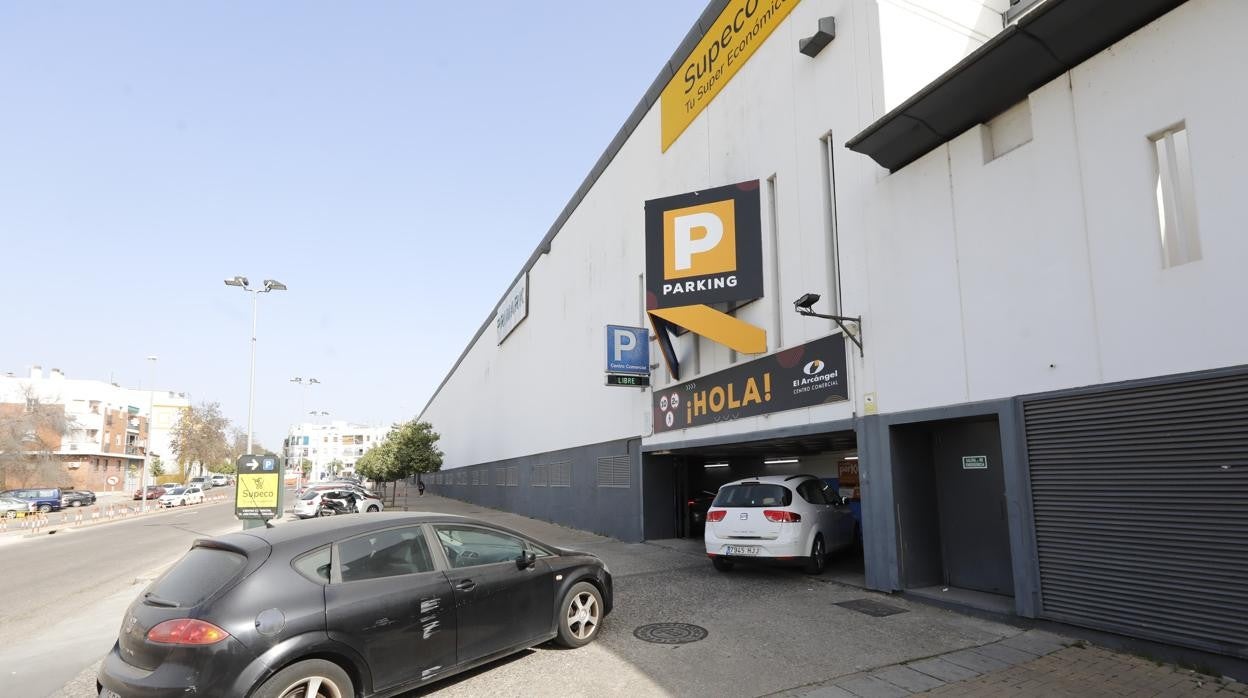 Vechículos accediendo al aparcamiento del centro comercial El Arcángel