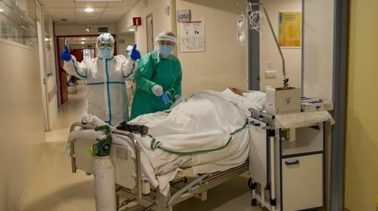 Sanitarios y un paciente en un hospital de Córdoba