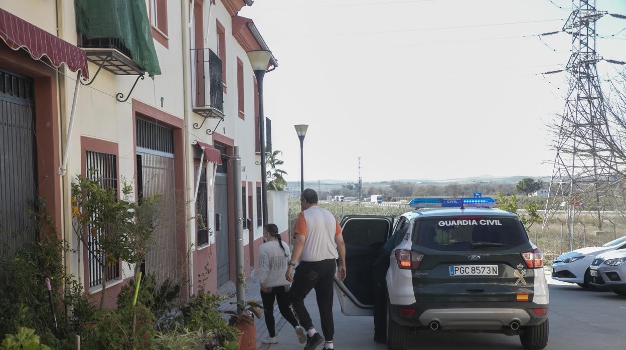 La Guardia Civil en la calle Rochafría donde se encuentran en disputa vecinos y okupas