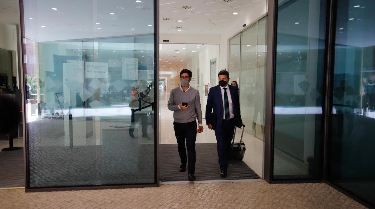 El expresidente del Córdoba Jesús León, a la izquierda, junto a su abogado