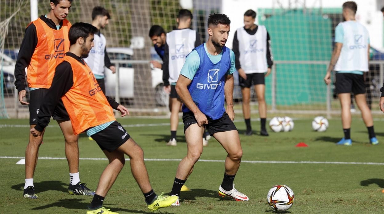 Omar Perdomo, en una acción del entrenamiento del Córdoba CF