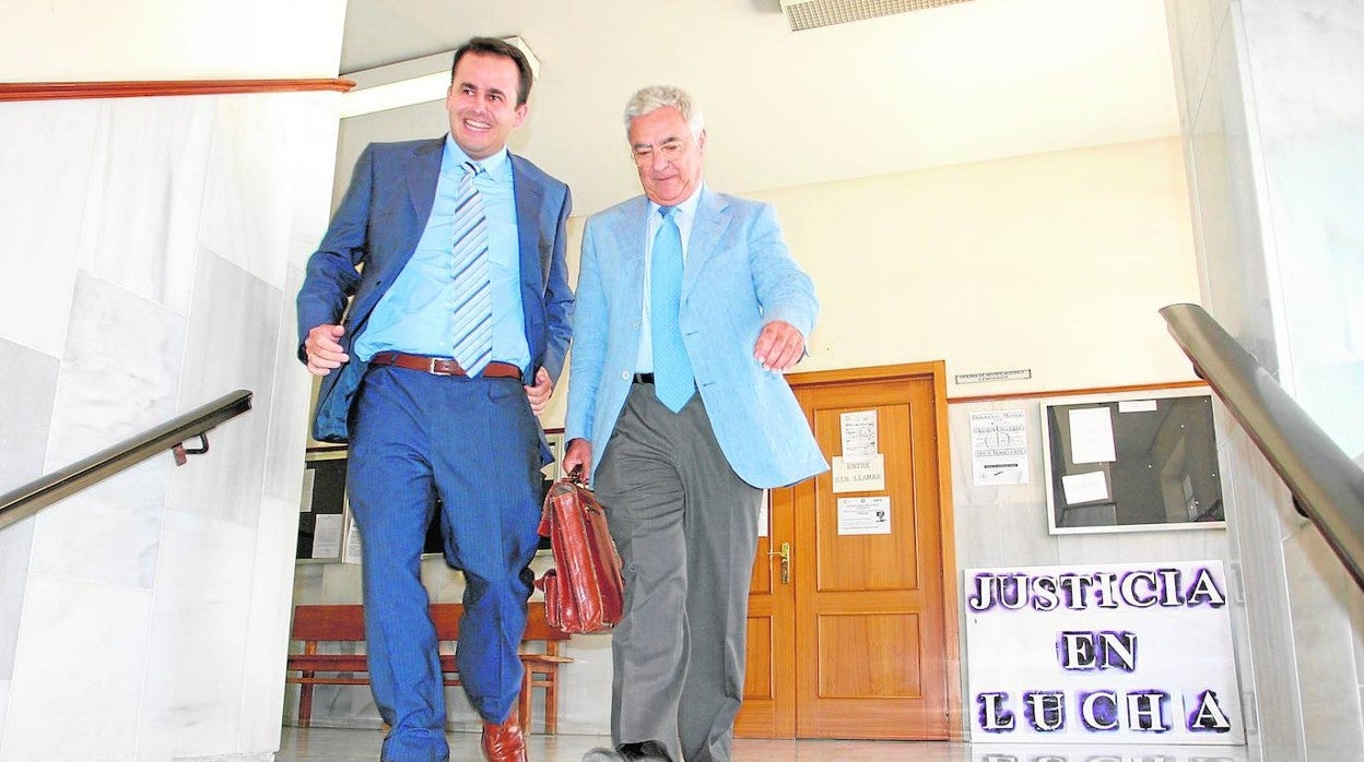 Manuel García Gallardo, a la izquierda, junto a su abogado, tras declarar en un juzgado gaditano por el caso 'Quality Food'