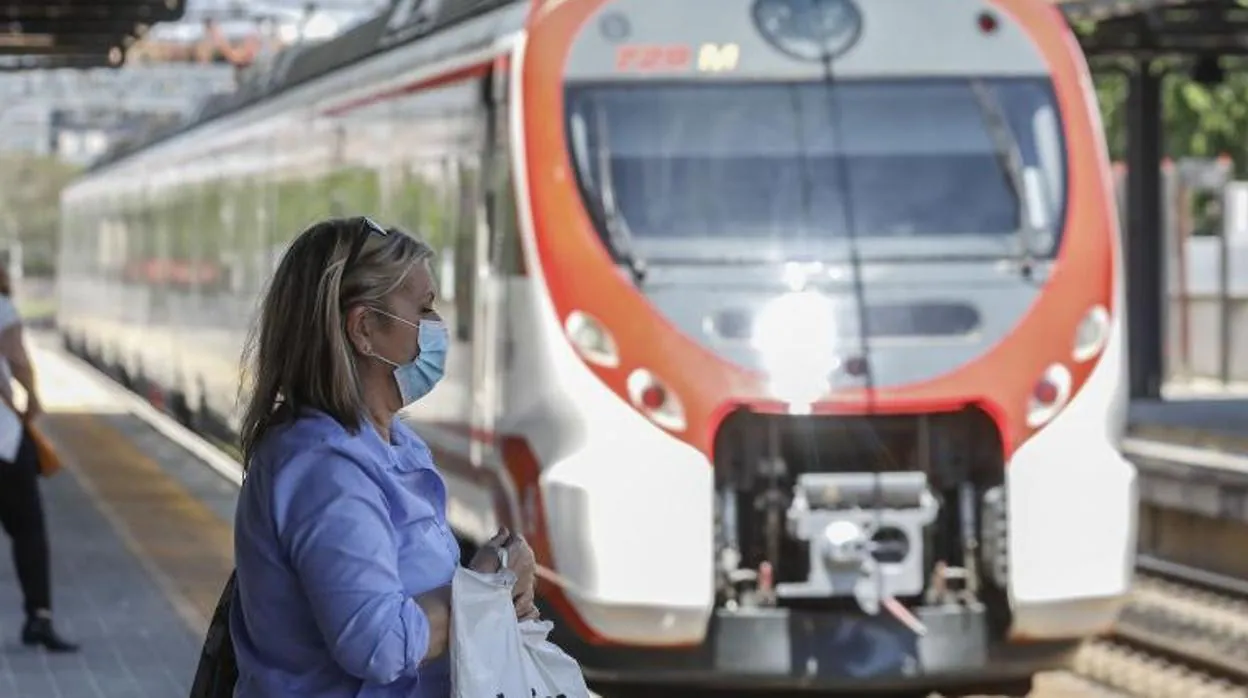 Una pasajera espera un tren de Cercanías en la capital sevillana