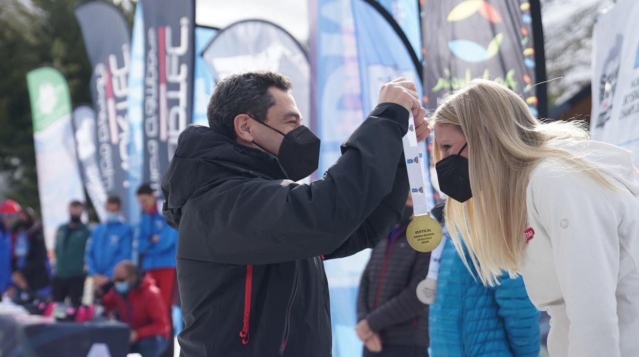 Moreno en la entrega de medallas en Sierra Nevada