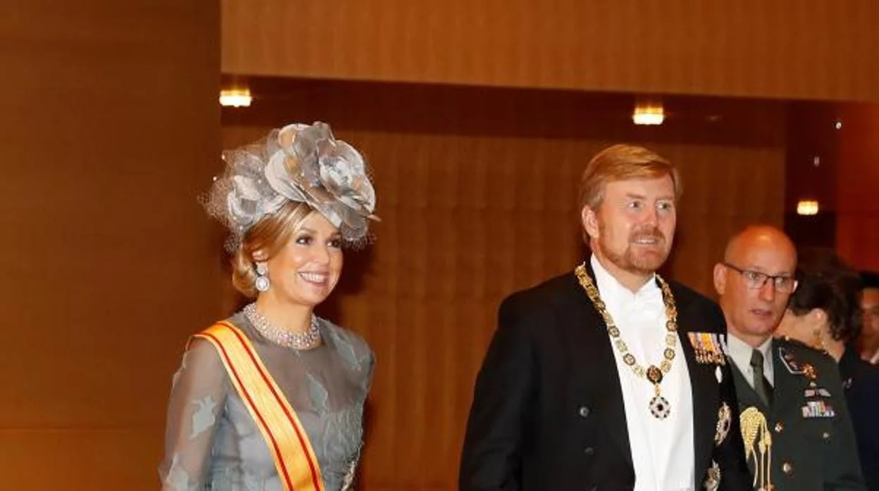 Guillermo (d) y Máxima (i) de Holanda se dirigen a la ceremonia de entronización del emperador japonés Naruhito el 21 de octubre de 2019, en Tokio (Japón)