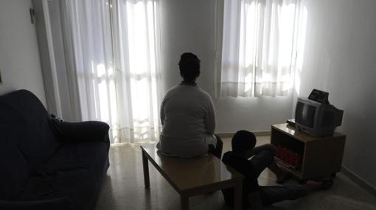 Una mujer en la casa de acogida con su hijo