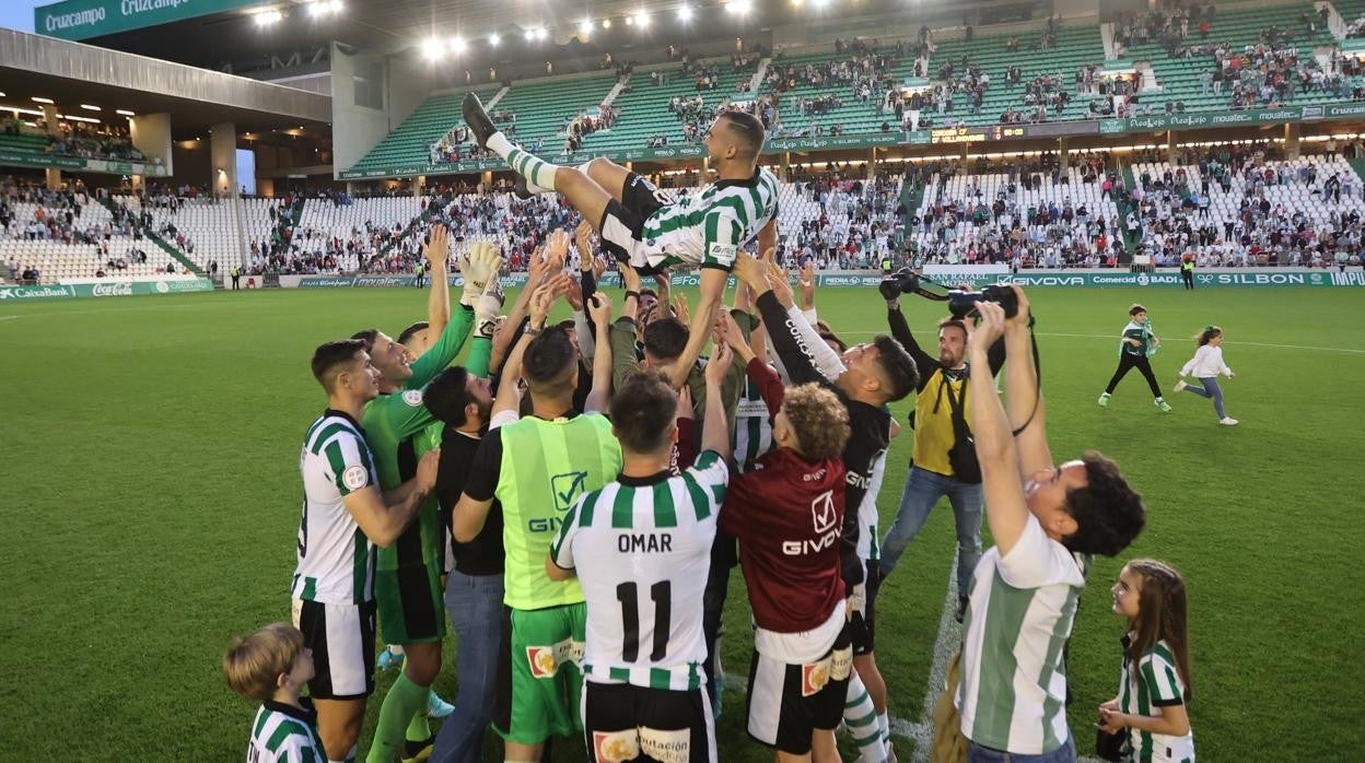 De las Cuevas es manteado por sus compañeros al final del partido con el Villanovense