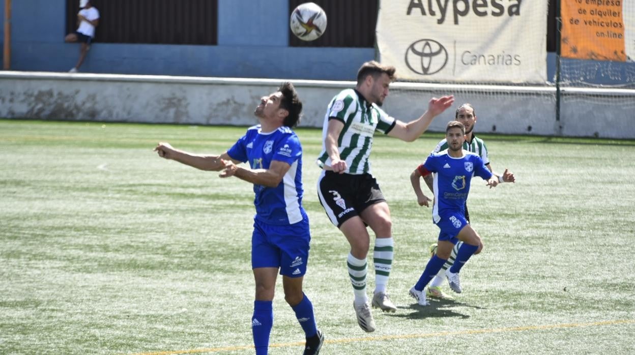 Ekaitz Jiménez cabecea, este domingo, ante un rival del San Fernando