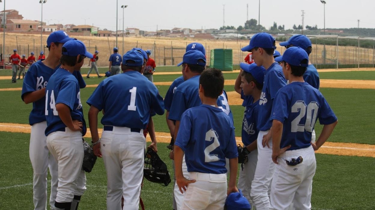 El equipo de béisbol de Benamejí se preprara para el partido