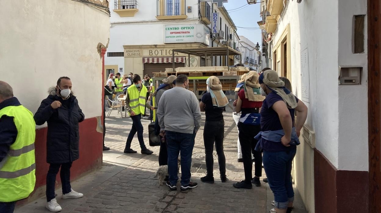 Ensayo de los costaleros del paso de Jesús Resucitado entre la plaza de San Agustín y la calle Rejas de Don Gome