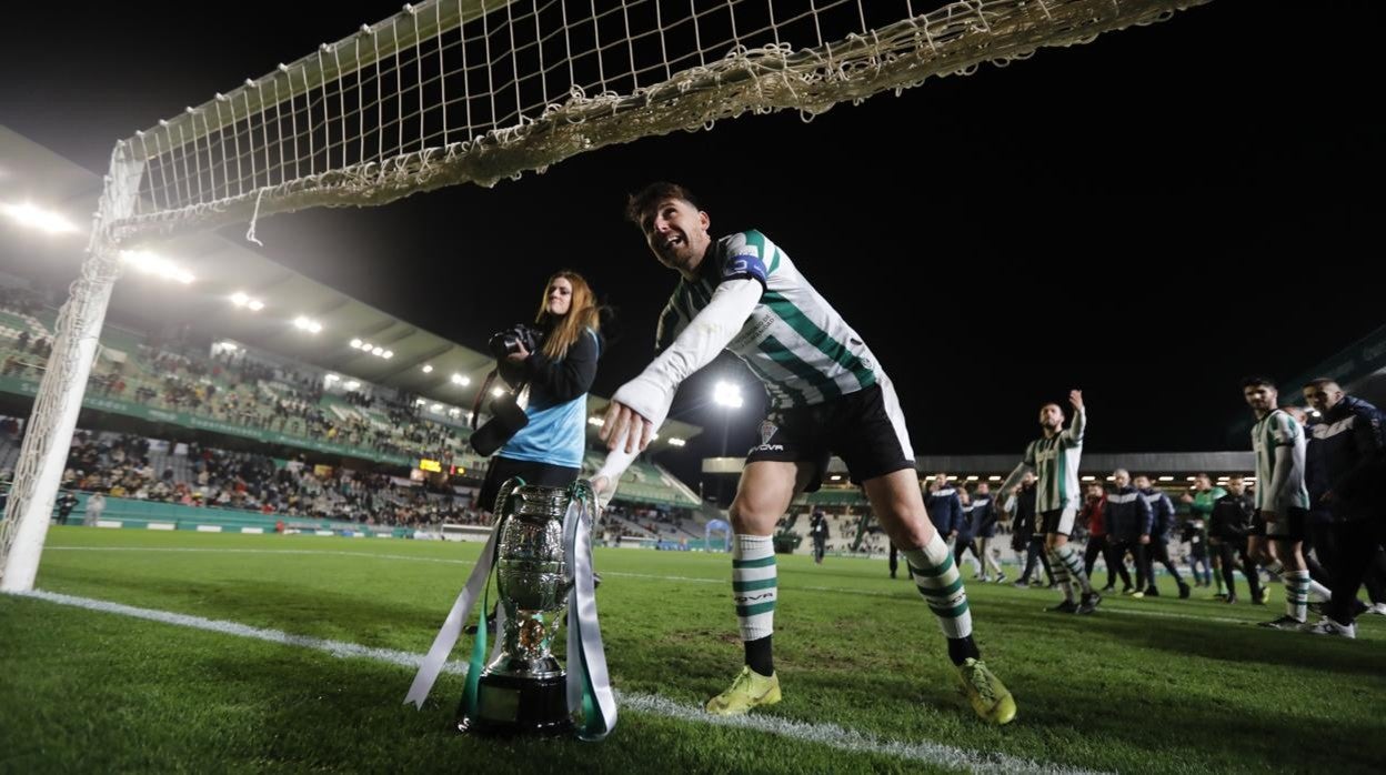 El capitán del Córdoba CF, Javi Flores, con el título de campeón de la Copa RFEF