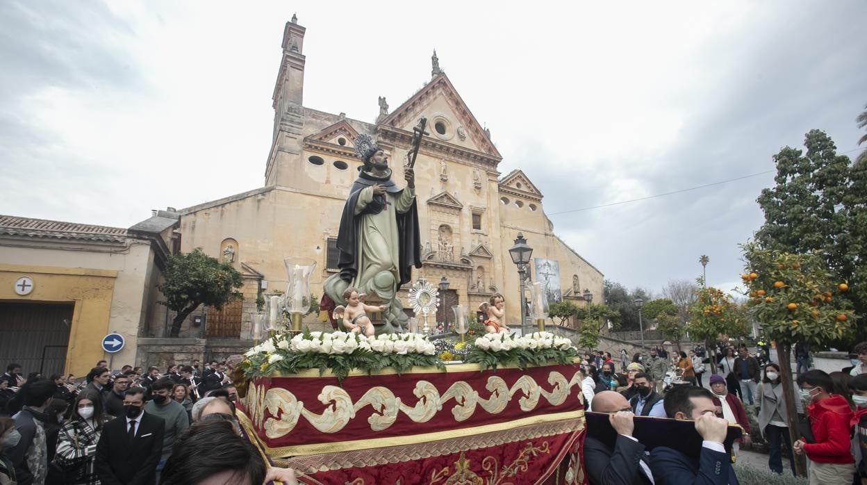 San Juan Bautista de la Concepción, con la iglesia de los Padres de Gracia al fondo