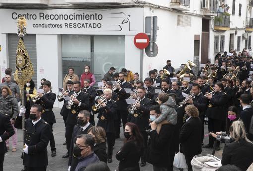 Músicos de la agrupación Cristo de Gracia, durante la procesión