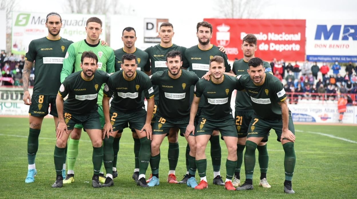 Los jugadores del Córdoba CF posan en el estadio Vicente Sanz