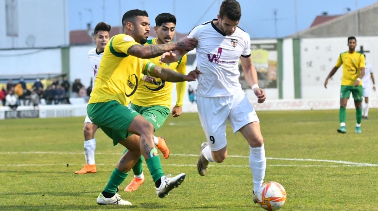 Zara, delantero del Pozoblanco, conduce ante Charli, de Los Barrios, en el partido de este domingo