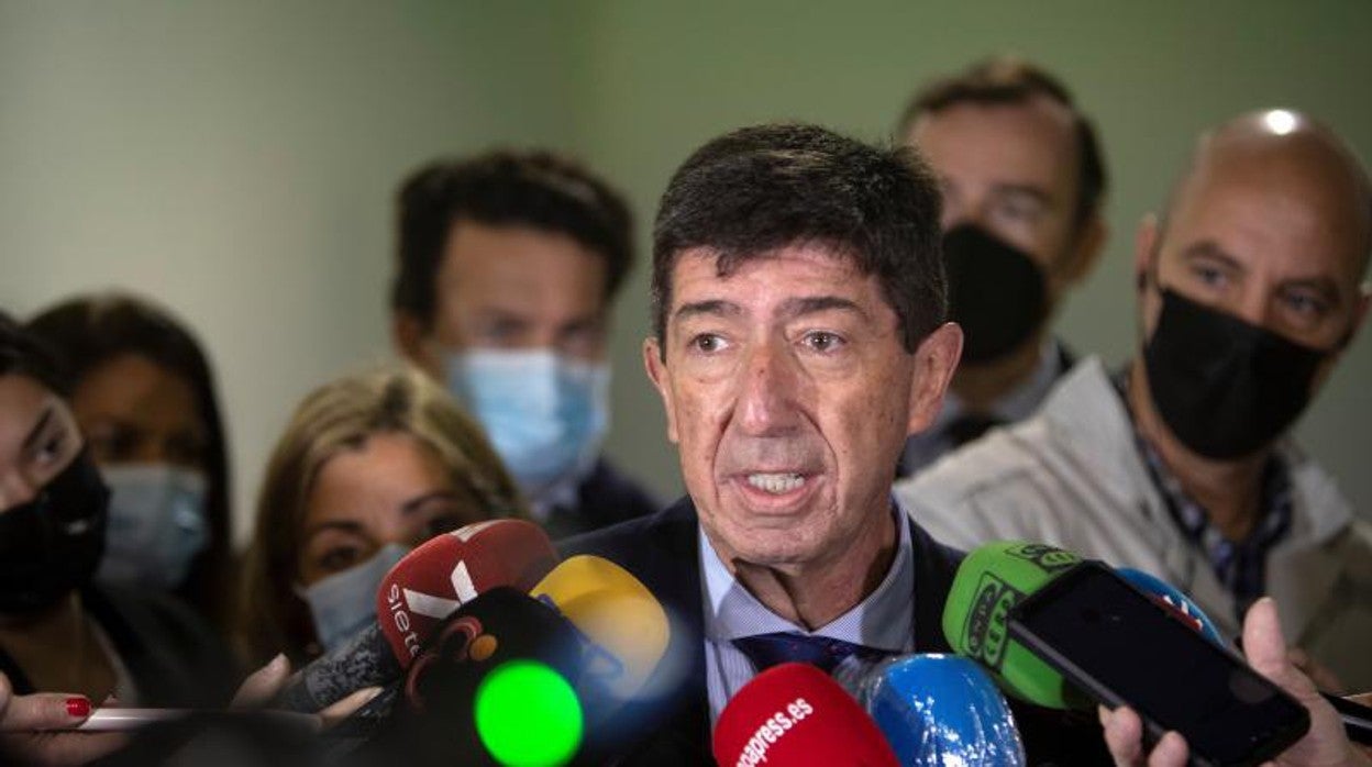 El vicepresidente de la Junta y líder de Ciudadanos, Juan Marín, este lunes atendiendo a los medios en Jerez