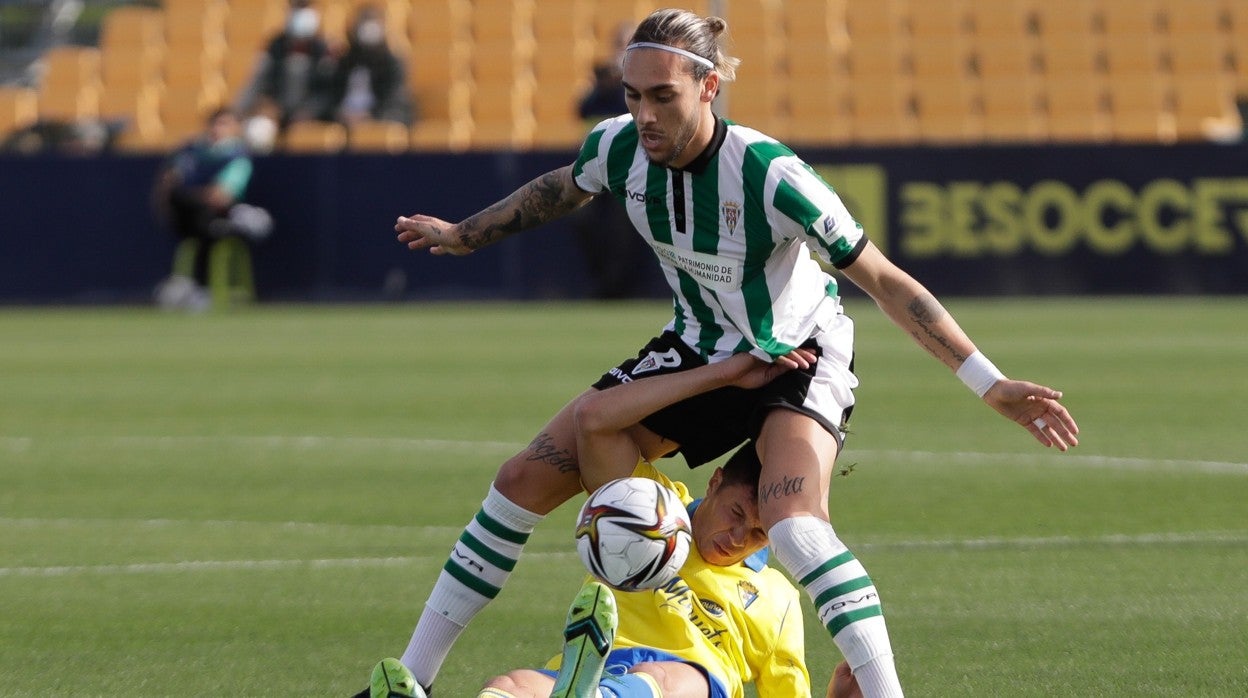 El central del Córdoba Dragisa Gudelj, en el partido ante el Cádiz B