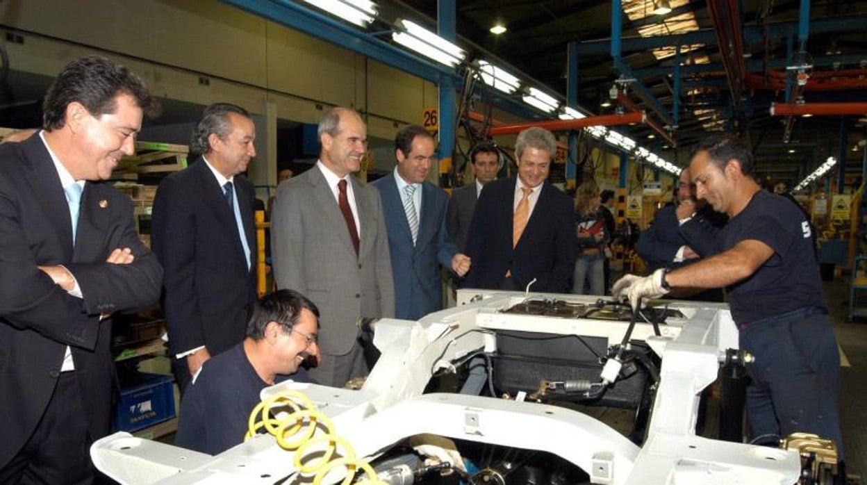 Manuel Chaves y José Bono, en su visita a la factoría de Santana en 2005