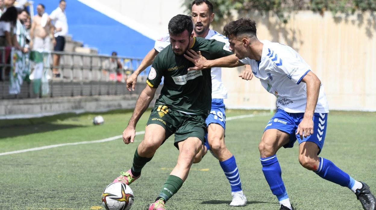 Puga, con López Silva al fondo, en partido del Córdoba ante el Tamaraceite en la primera vuelta