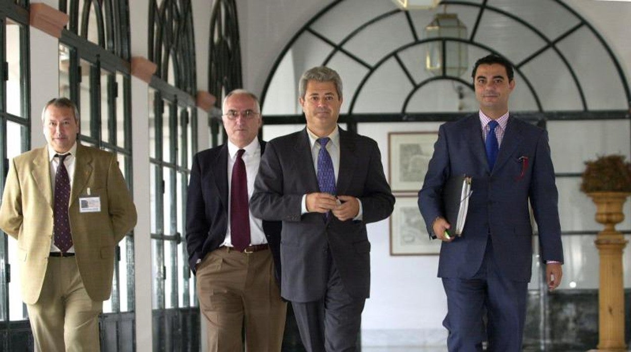 Juan Carlos Martínez (a la derecha), junto al exconsejero andaluz Vallejo (centro) en 2002