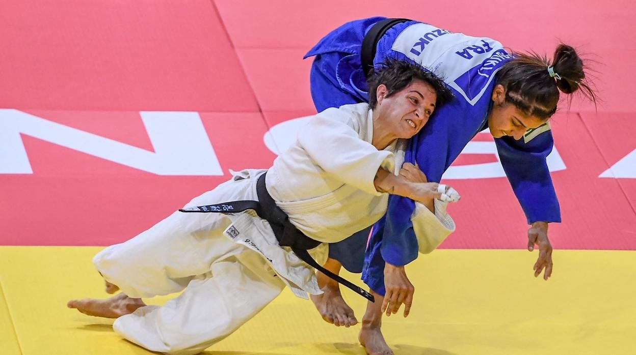 Julia Figueroa, de blanco, en Tokio