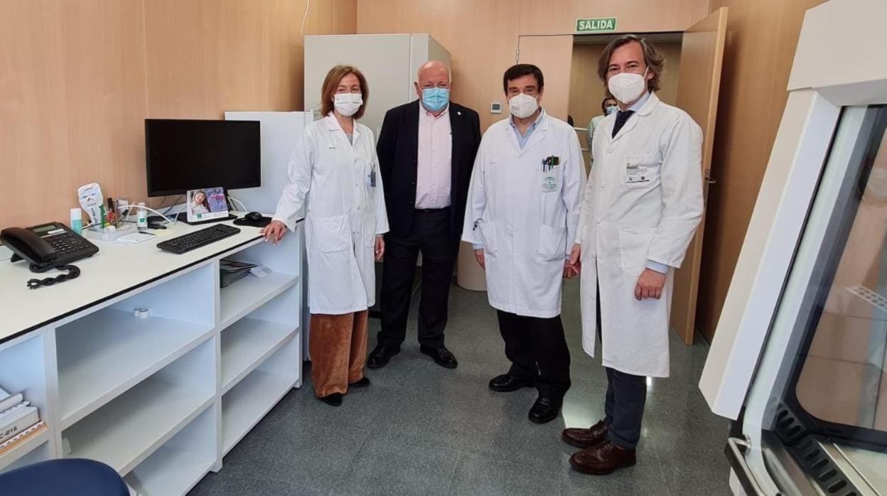 Aguirre junto a la gerente del Reina Siofía, el jefe de Oncología y el director del Imibic en la Unidad