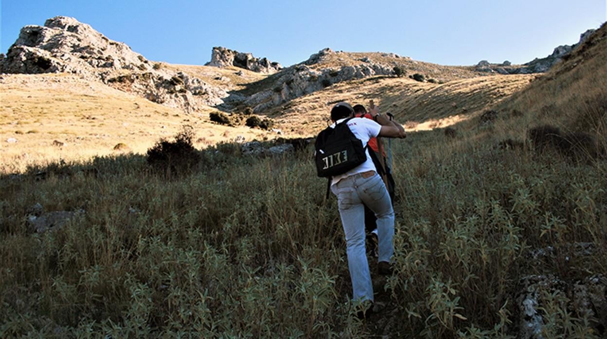 Dossenderistas en el inicio de subida a La Tiñosa por el sendero habilitado
