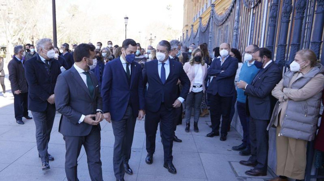 El presidente de la Junta, Juanma Moreno, junto a los viceconsejeros de Presidencia y Vicepresidencia este lunes en las puertas de San Telmo