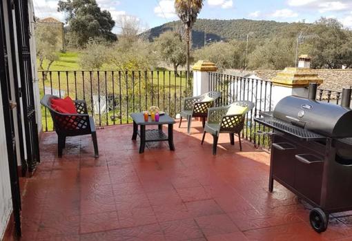 Patio con barbacoa y vistas de la naturaleza