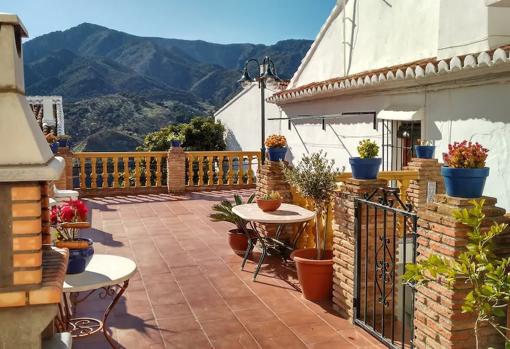Patio y porche con balcón a la montaña