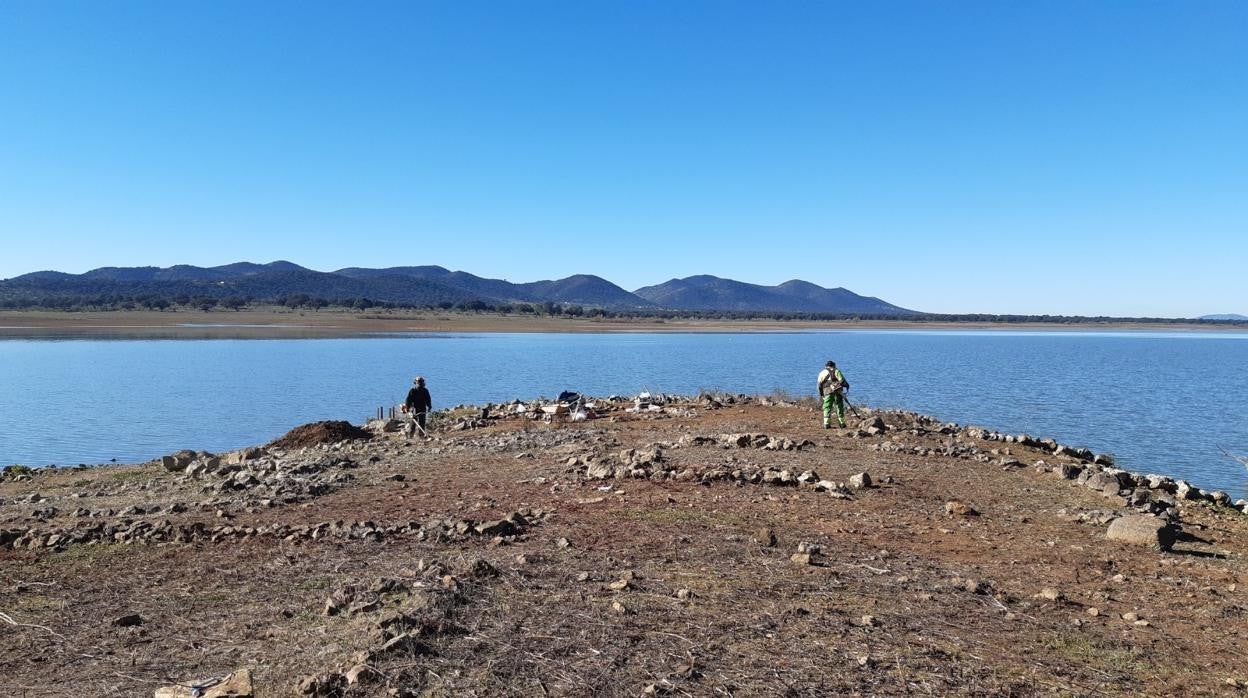 Arqueólogos trabajando en el Oppidum de Belmez durante la campaña de 2020