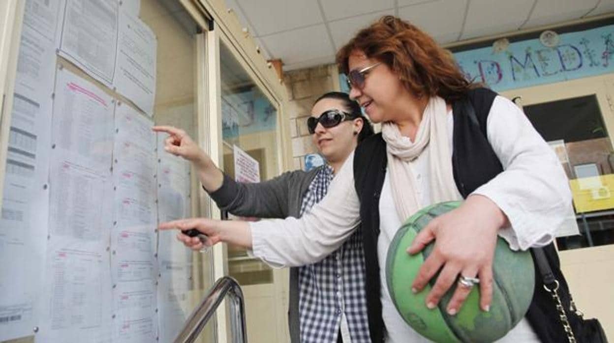 Dos madres de Córdoba consultan las listas de un colegio