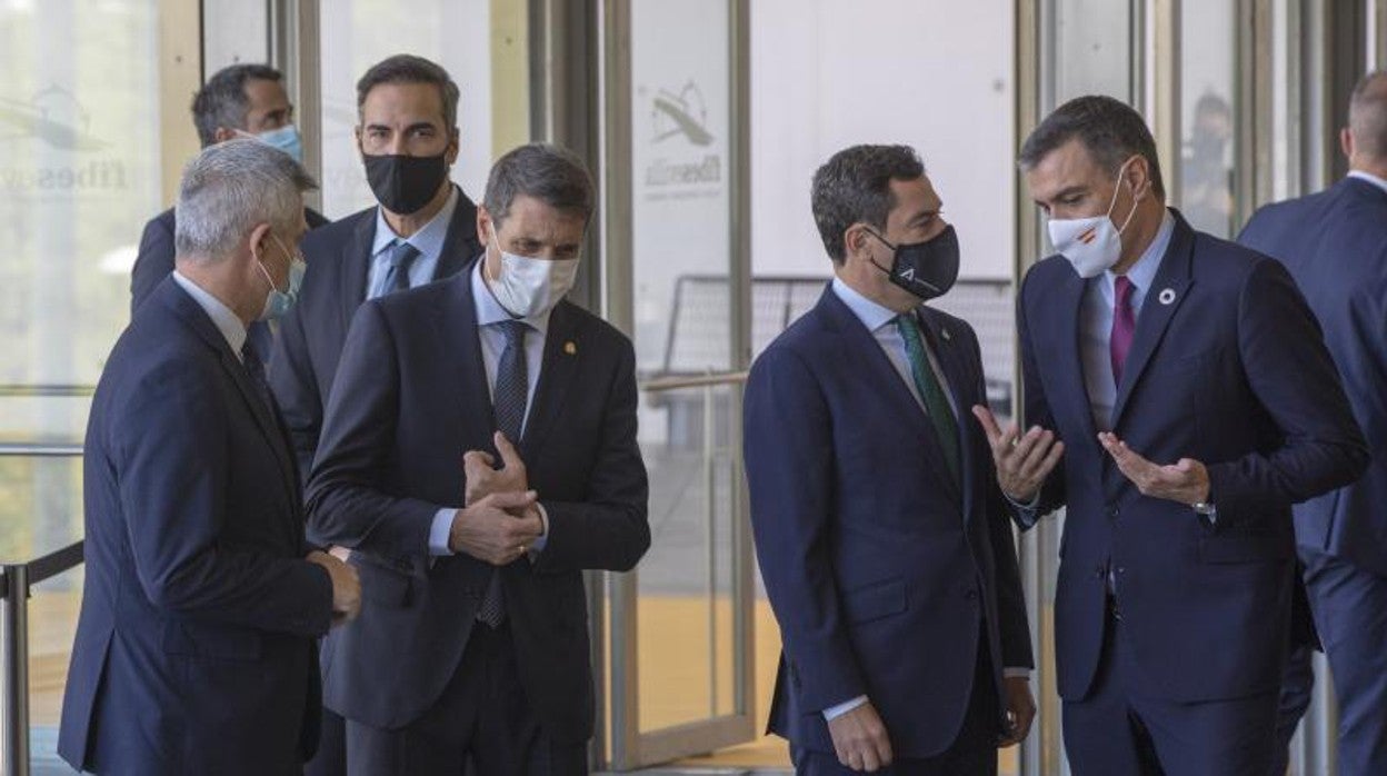 Pedro Sánchez (derecha) charla con Juanma Moreno en I Foro Urbano en Sevilla