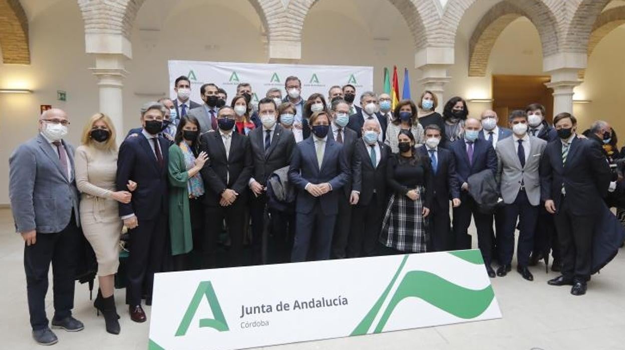 Foto de familia con los galardonados en Córdoba con las medallas por el 28-F