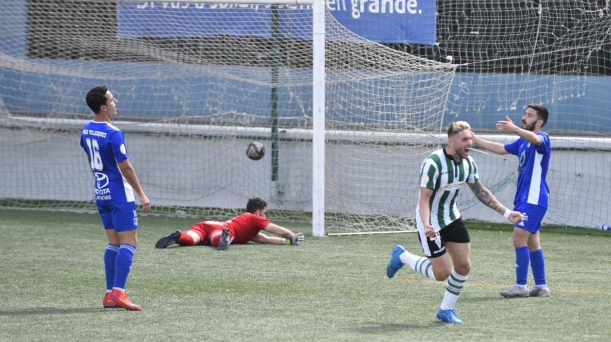 Antonio Casas celebra el 0-3 del Córdoba CF ante el San Fernando