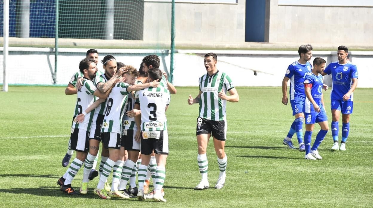 Los jugadores celebran el 0-1 de penalti de Miguel de las Cuevas para el Córdoba, este domingo, en Maspalomas