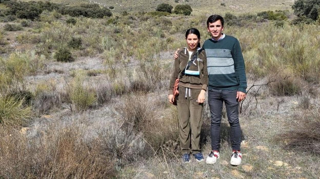 La pareja promotora de la granja de cerdos en los terrenos donde proyecta su instalación