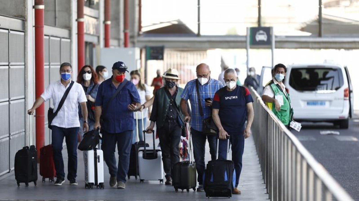 Un grupo de viajeros traslada sus maletas en la estación del AVE de Córdoba