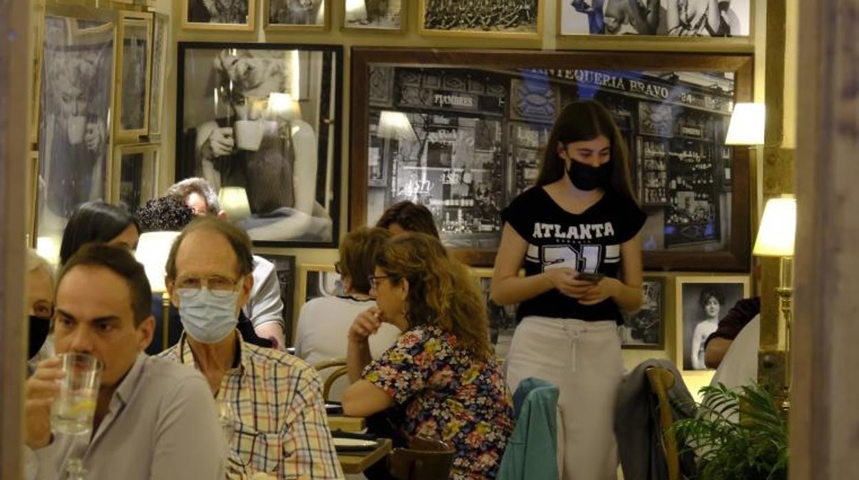 Las mascarillas son obligatorias en bares, centros comerciales y cualquier espacio interior