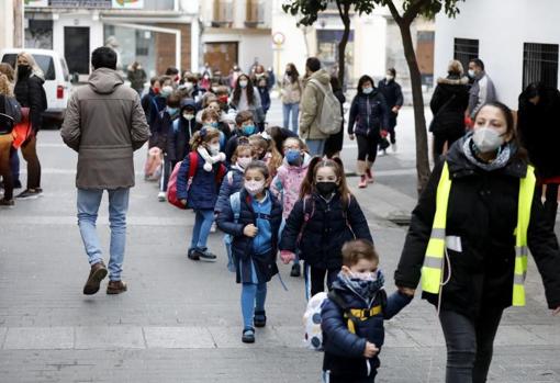 Niños acudiendo a un colegio de Córdoba a la vuelta de las pasadas vacaciones de Navidad