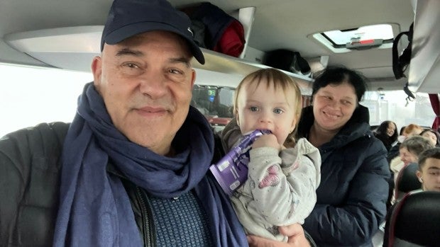 El coleccionista de Málaga que viajó a Polonia para ayudar a unos amigos y ahora llena un autobús con 49 refugiados