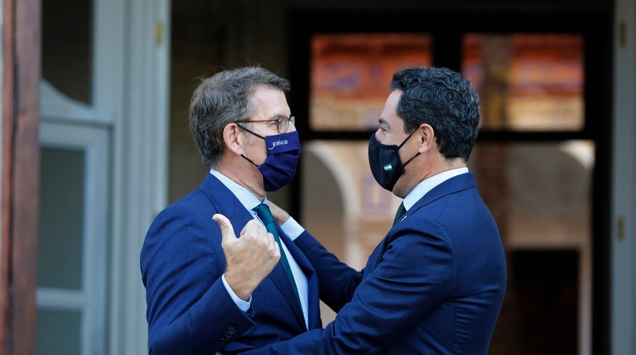 Alberto Núñez Feijóo y Juanma Moreno se abrazan a las puertas del Palacio de San Telmo el octubre pasado