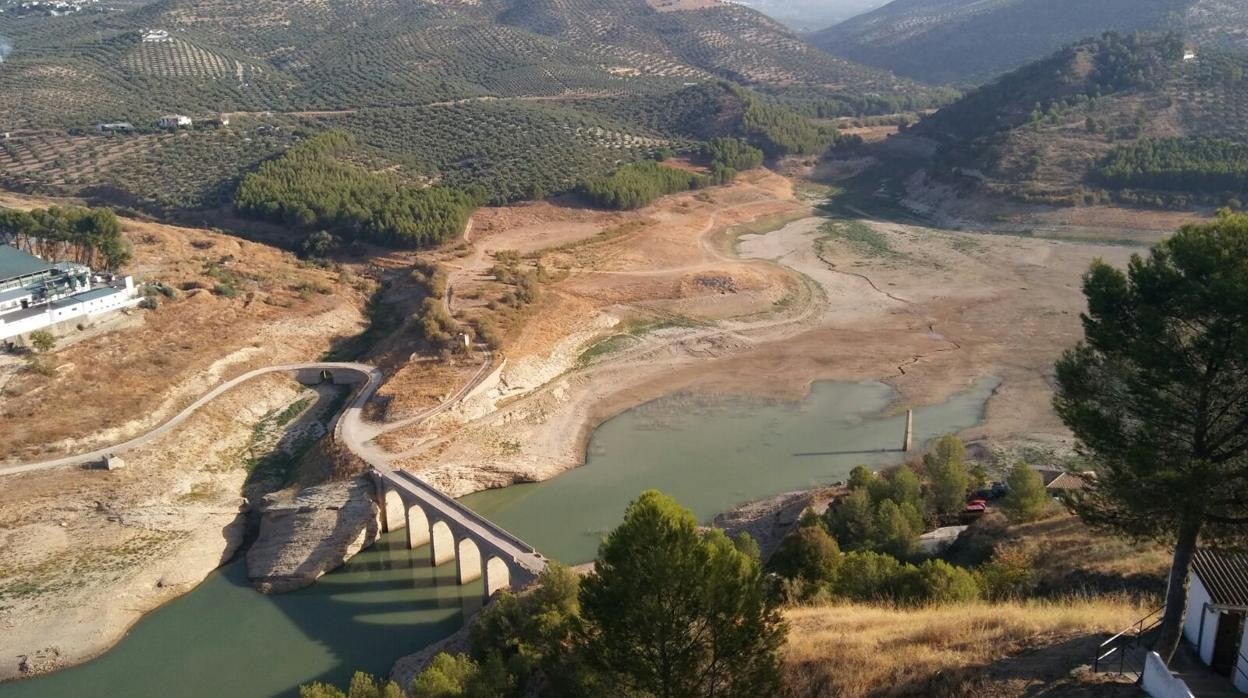 Situación del embalse de Iznájar, muy por debajo de su nivel de ocupación por la sequía
