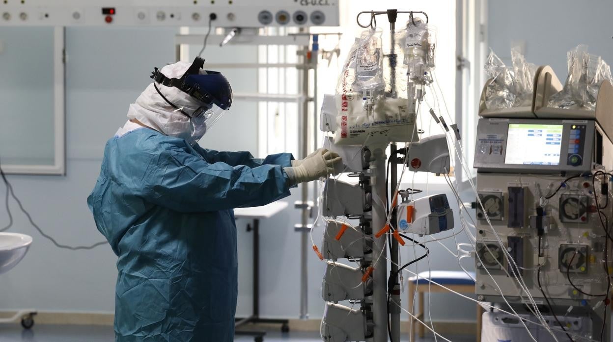 Una sanitaria en la UCI del hospital Cruz Roja de Córdoba en atención a pacientes Covid