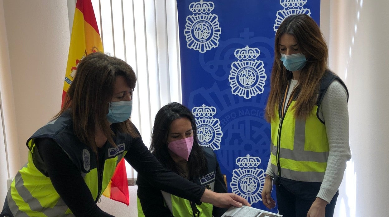 La inspectora Espejo en el centro con Rodríguez de pie y Elipe mostrándole un documento